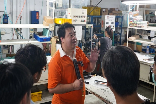 Estudiantes del Departamento de Maquinaria y Electrónica de la Escuela Secundaria Lio-Ho, Taoyuan visitaron Sheng-Tai Brassware