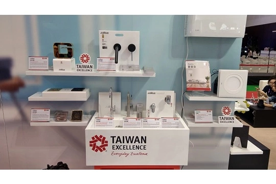 Asistió a la Exposición de Taiwán en Surabaya, Indonesia con Excelencia de Taiwán